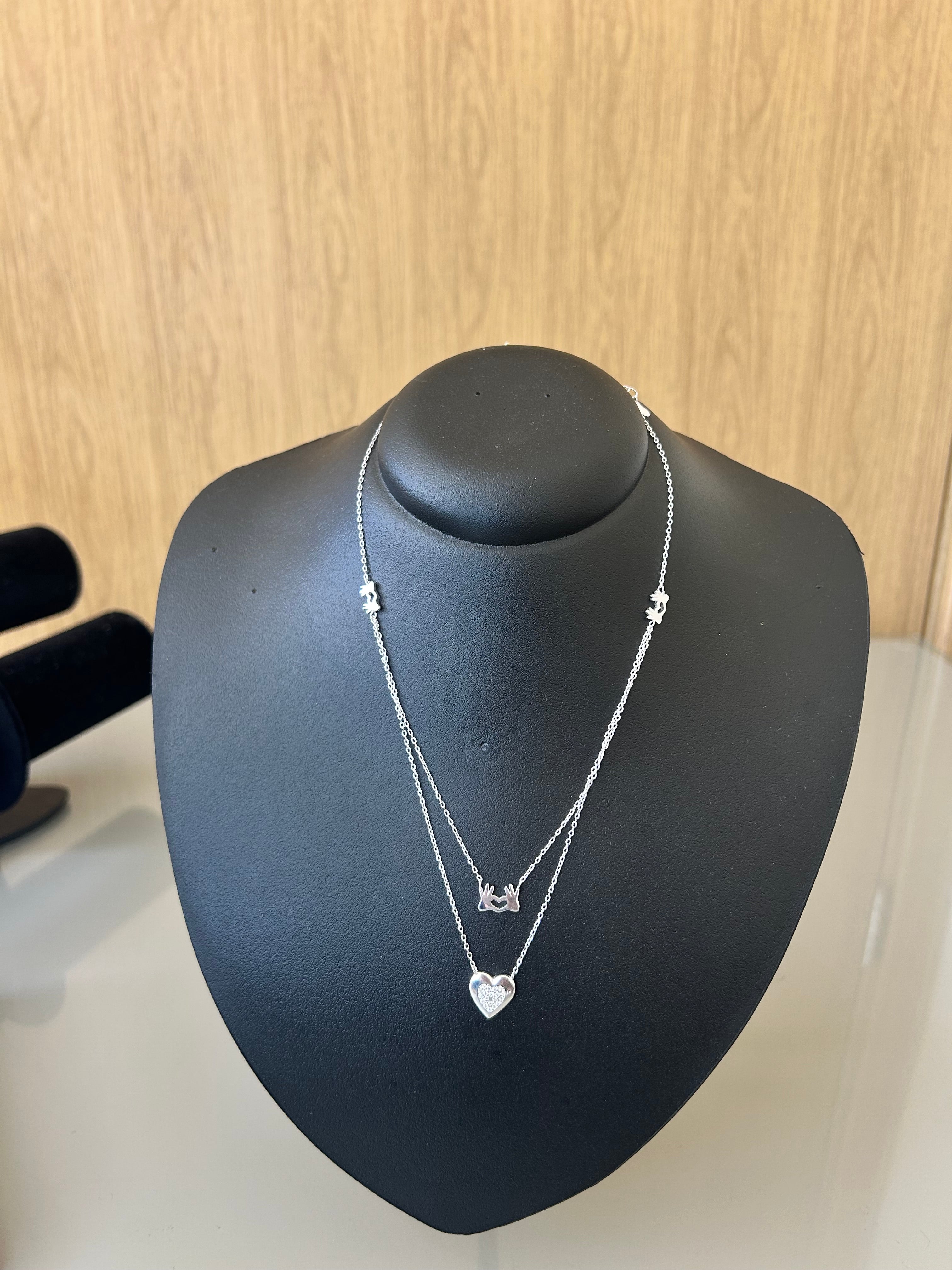 Colar 2 fios Mãozinhas